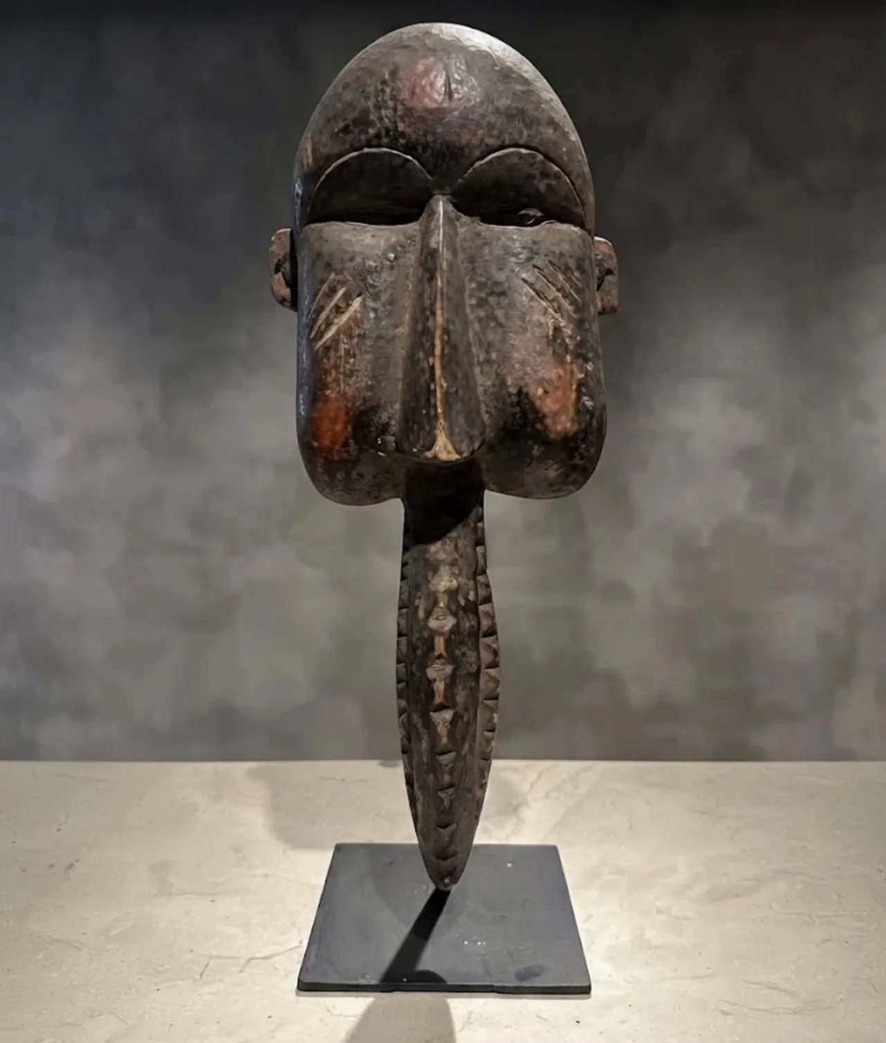 Masque ancestral stylisé de style Chokwe