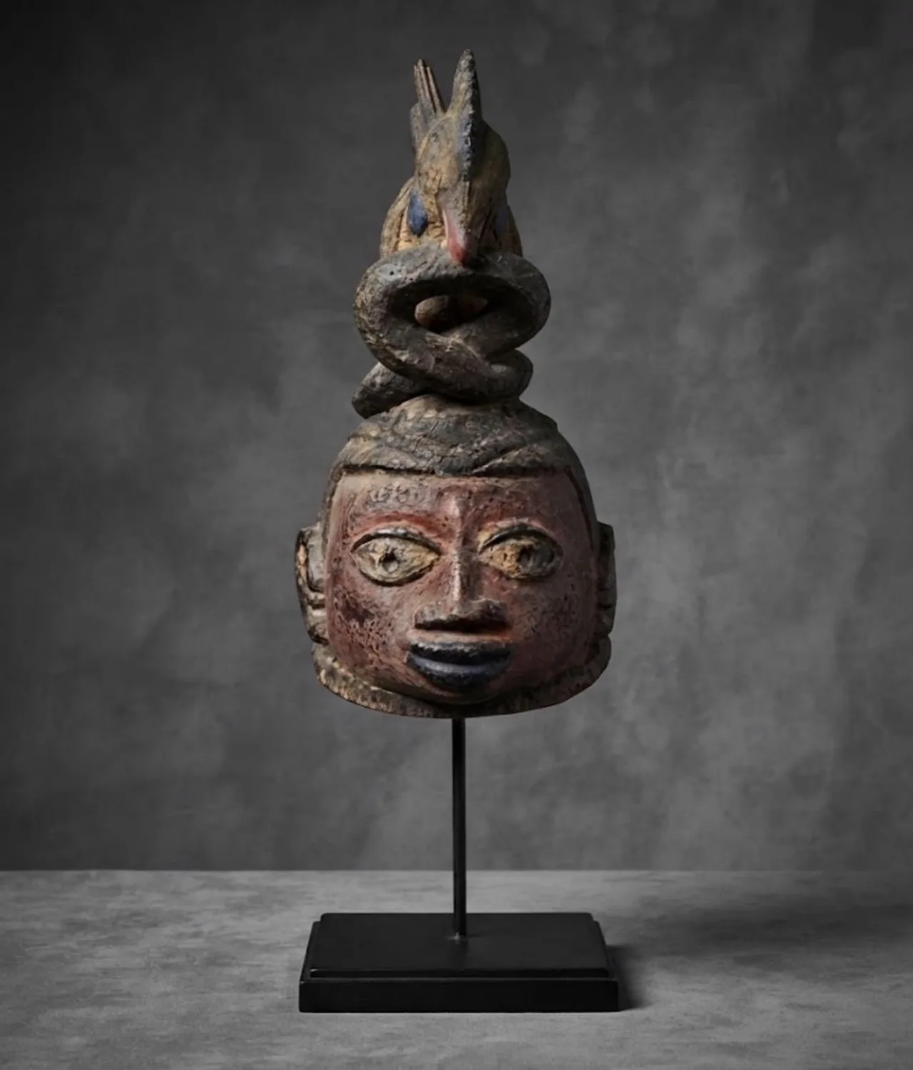 Masque Gelede Yoruba (avec motif d'oiseau et serpent enroulé)