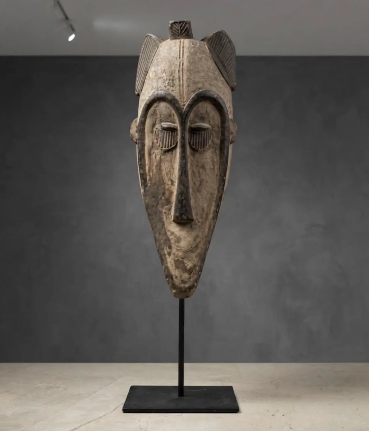 Masque ancestral allongé Fang (style Ngil / Bwiti)